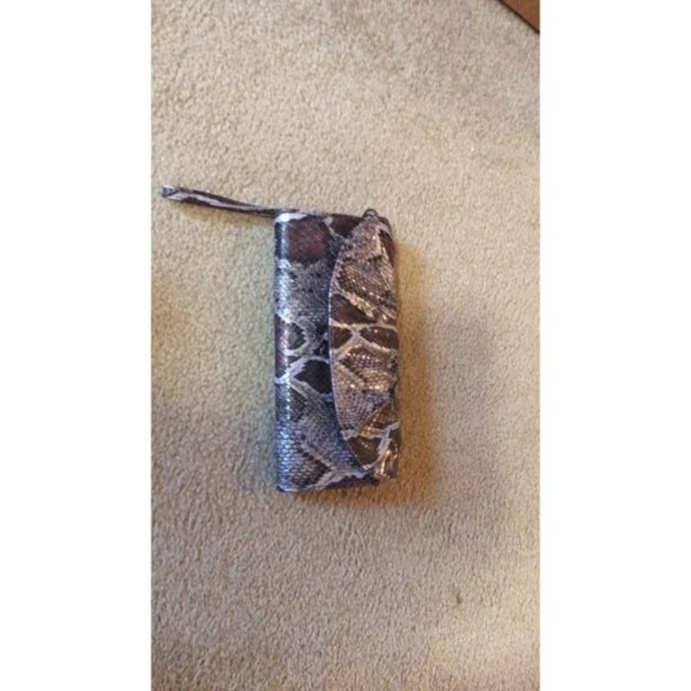 Wristlet‎ clutch